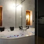 Apartament z Jacuzzi w Sercu Miasta